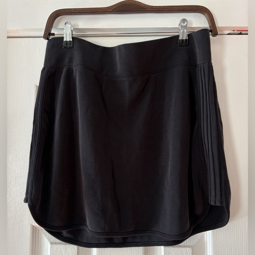 Athleta Black Mini Skirt Striped Sides Extra‎ Soft Size Medium EUC